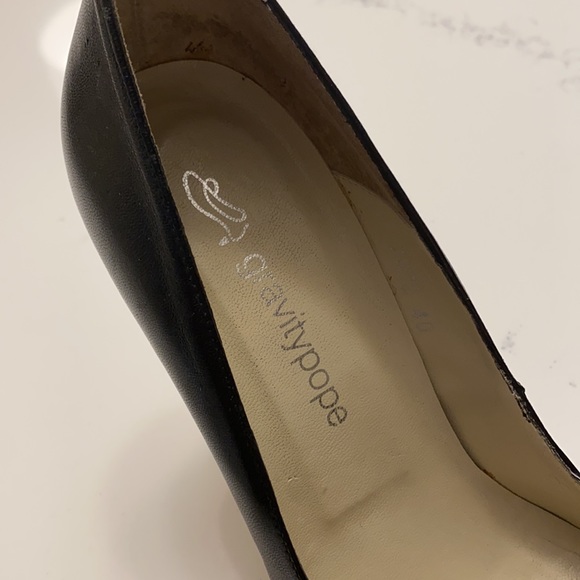 Gravity Pope pumps. Leather. Gently used. Size 10 - Picture 3 of 3